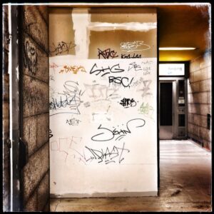 „blondes gift ist die verschwendung in person“ U-Bahn steglitz. Foto: Hufner